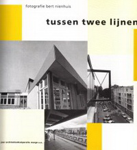 Steemers, Theo (editor) - Tussen twee lijnen, tien jaar Architektenkooperatie Marge. Fotografie Bert Nienhuis.